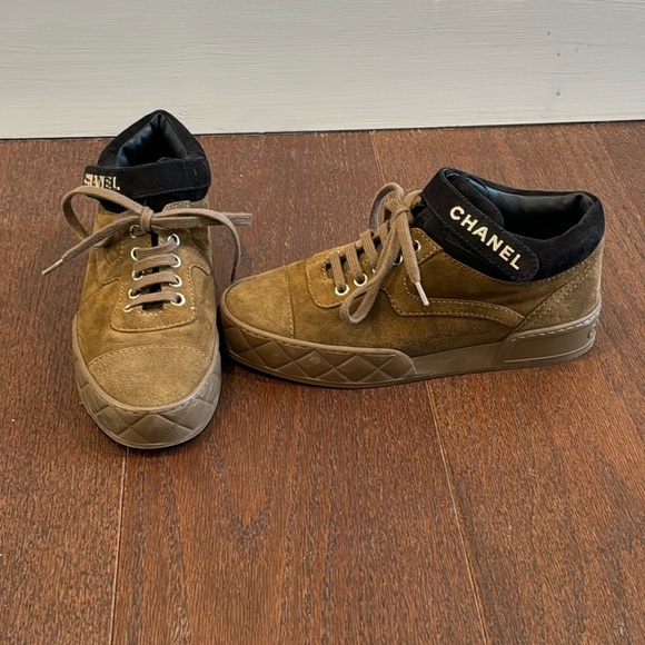 Chanel Women’s Brown Suede Sneakers with Logo Velcro Strap Size 37.5 / 7.5 - Picture 1 of 7
